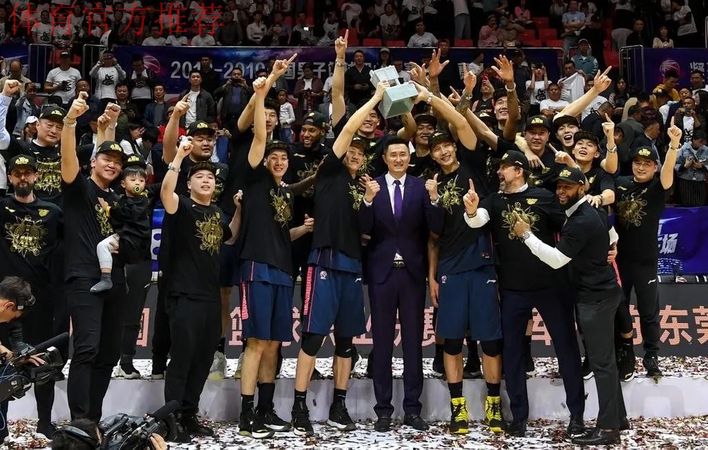 广东U18夺冠!宏远三少合砍40+11,张博源空砍31+9,杜锋提前庆祝 广东U18夺冠!宏远三少合砍40+11,张博源空砍31+9,杜锋提前庆祝